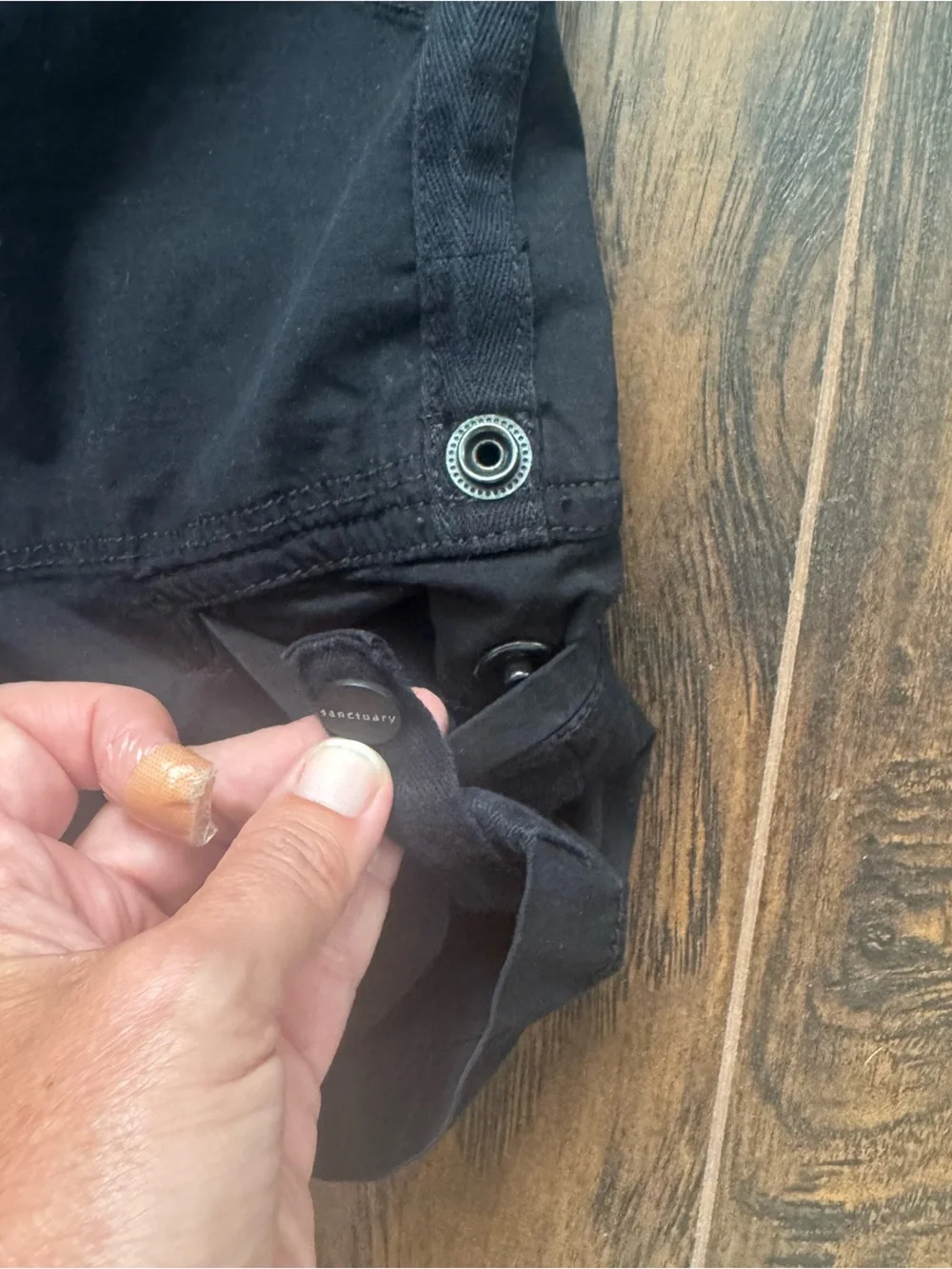 Sanctuary Size 26 Black Roll Tab Cargo Shorts